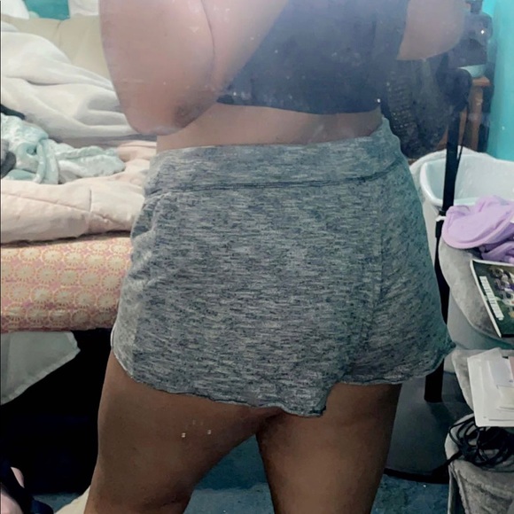 grey hollister shorts - Picture 3 of 6